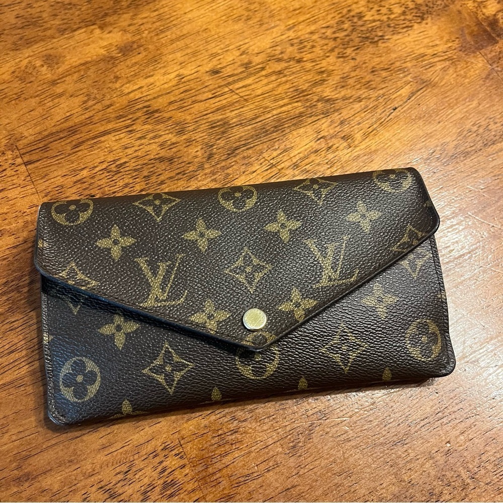 Authentic Louis Vuitton Jeanne Monogram Wallet